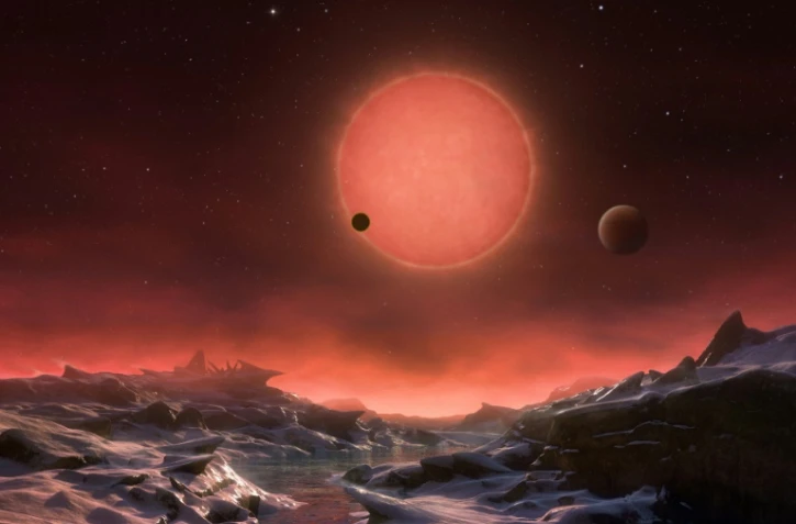 Illustration artistique imaginant la vue depuis l'une des planètes du système Trappist-1, à 40 années-lumière de la Terre, fournie en février 2018 par l'Observatoire européen austral (ESO)