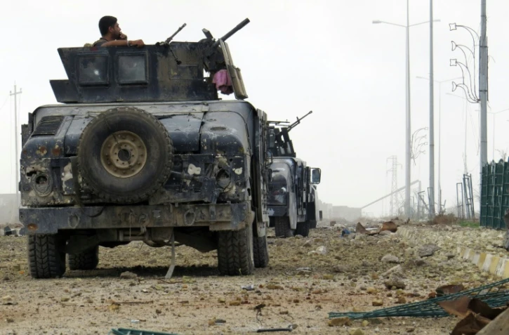 Les forces irakiennes surveillent la route qui mène vers Ramadi, le 24 décembre 2015