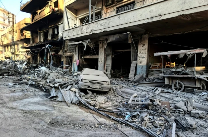 Véhicule recouvert de poussière après des frappes aériennes qui ont visé le village d'Abbassiyeh, dans le sud du Liban, le 31 octobre 2024