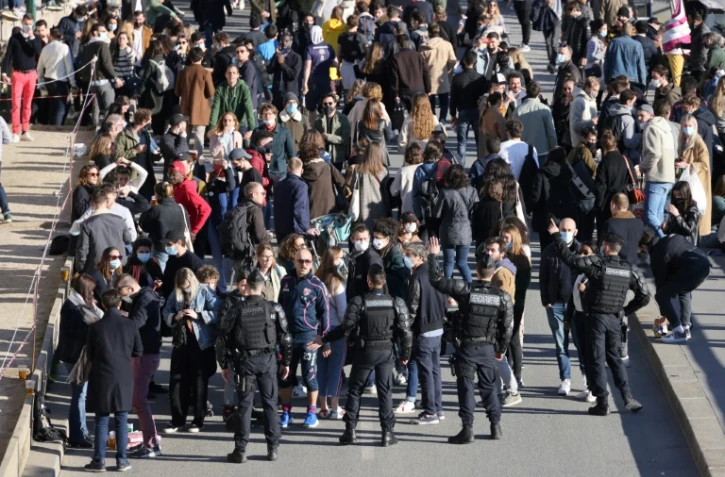 Foule sur les quais de Seine à Paris, le 27 février 2021. Des policiers et gendarmes ont bloqué l'accès aux rives et fait respecter le port du masque et le couvre-feu