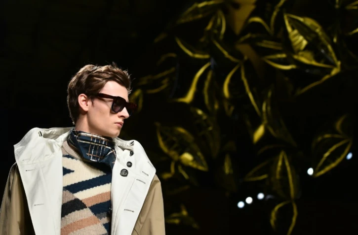 Un mannequin présente une création de la maison italienne Salvatore Ferragamo durant la 2e journée des collections de prêt-à-porter masculin 2016/2017 à Milan le 17 janvier 2016