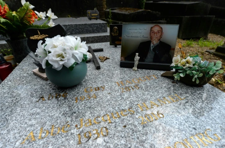 La tombe du père Hamel, le 26 juillet 2021, dans le cimetière de la basilique de Bonsecours à Rouen