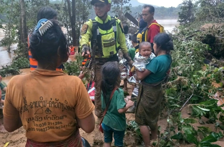Photo diffusée par les sauveteurs thaïlandais d'un bébé secouru dans un village isolé de la province d'Attapeu au sud du Laos, le 27 juillet 2018
