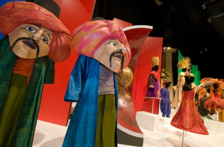 Costumes crés par Marina Draghici pour "Les Indes galantes" de Rameau exposés au Centre national du costume de scène (CNCS) de Moulins, en France le 4 avril 2016