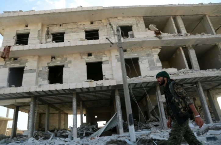 Immeuble dévasté à Minbej, le 23 juin 2016 où la bataille fait rage pour le contrôle de cette ville syrienne