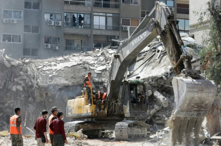 Déblaiement des décombres du consulat de l'Iran à Damas, après une frappe imputée à Israël, le 2 avril 2024 en Syrie