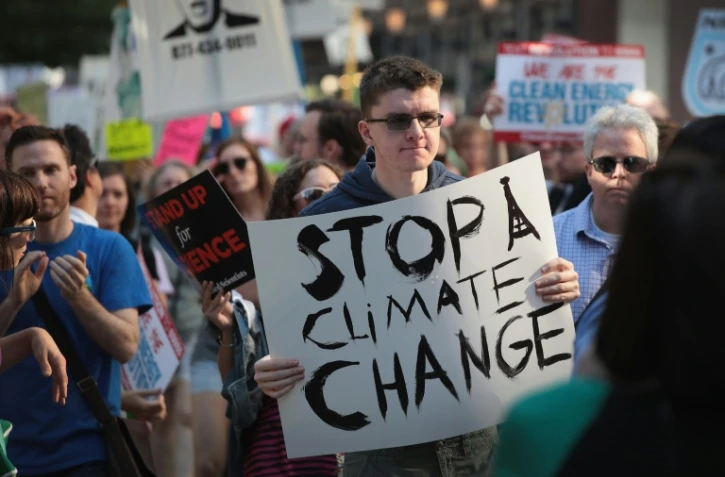 Un manifestant à Chicago contre la décision du président américain Donald Trump de retirer les Etats-Unis de l'Acoord de Paris sur le climat
