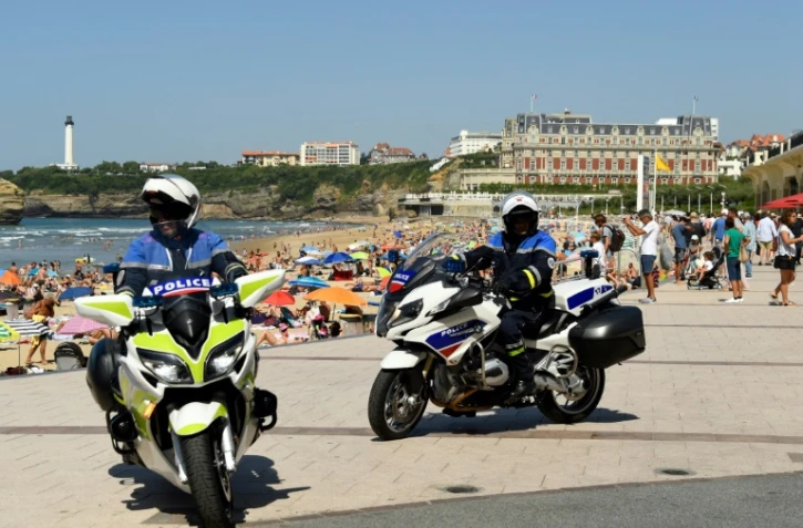 Des motards de la police patrouillent le long de la Grande Plage de Biarritz, le 22 août 2019 avant le sommet du G7