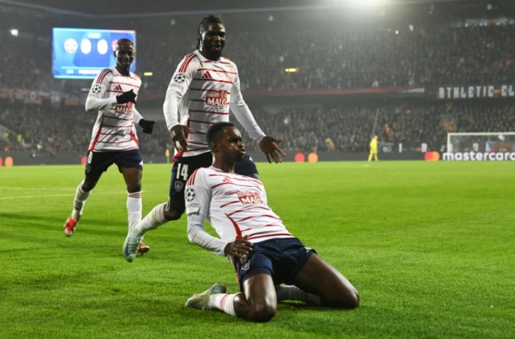 Le milieu de terrain de Brest Edmilson Fernandes (R) célèbre avec son coéquipier Mama Balde (C) après avoir marqué le premier but 0-1 contre Prague en 4e journée de Ligue des champions, à Prague, le 6 novembre 2024