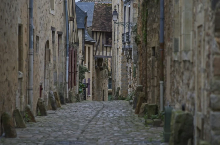 Une rue pavée du quartier historique de la cité Plantagenêt, dans la vieille ville du Mans, le 19 février 2024 dans la Sarthe