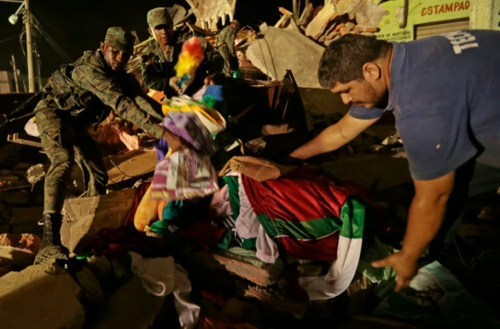 Des sauveteurs au milieu des décombres le 18 avril 2016 à Portoviejo 