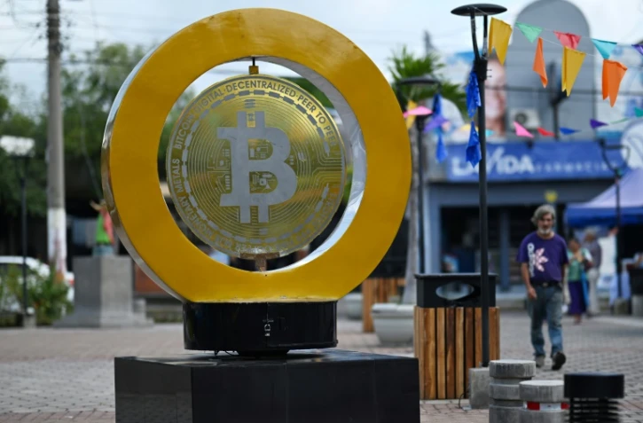 Un monument au bitcoin sur la Place Bitcoin à San Salvador, le 4 septembre 2024