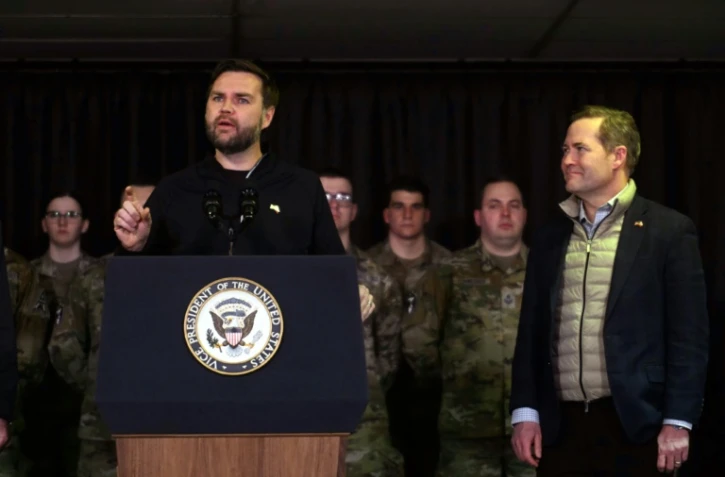 Le vice-président américain JD Vance (d), accompagné du conseiller à la sécurité nationale Mike Waltz (d), s'exprime sur la base américaine de Pituffik, au Groenland, le 28 mars 2025
