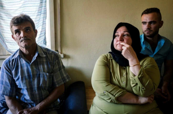 Fahim Jaber (g) a voulu s'installer dans la commune bulgare d'Elin Pelin avec sa femme Fatima Batayi (c) et leur fils cadet Ahmed, âgé de 23 ans. C'était sans compter sur l'opposition du maire et de la poignée de militants nationalistes venus manifester contre cette famille originaire d'Alep.