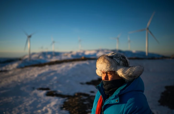 John Kristian Jama, un éleveur de rennes et la ferme à éoliennes de Storheia, l'une des plus grandes d'Europe, à  Afjord en Norvège, le 7 décembre 2021