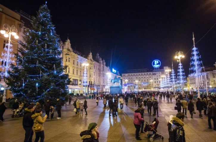 Sapin de Noël et illumination place Ban Jelacic le 13 décembre 2015 à Zagreb