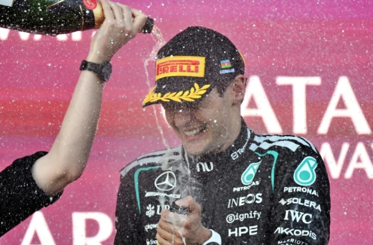 Le pilote britannique George Russell sur la plus haute marche du podium le 26 septembre 2026 à Bakou lors du GP d'Azerbaïdjan 