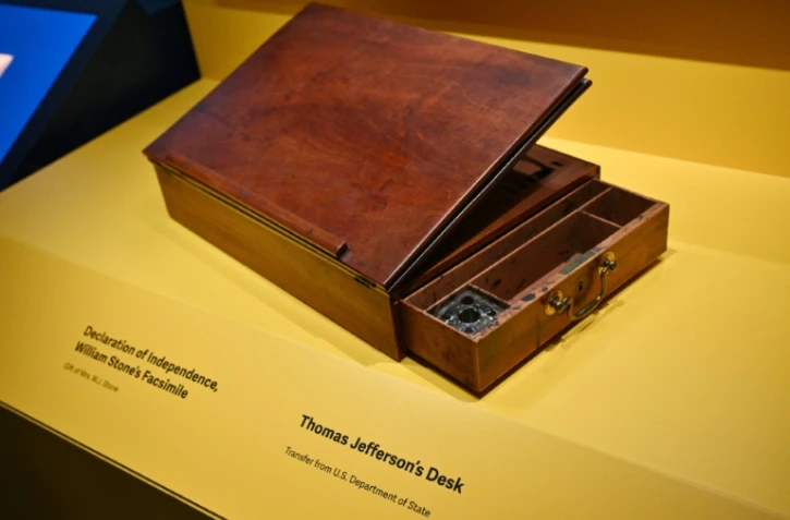 Le bureau de Thomas Jefferson, sur lequel il a rédigé la Déclaration d'indépendance, exposé lors d'une avant-première presse de l'exposition "American Aspirations" au Smithsonian à Washington, le 28 mai 2026