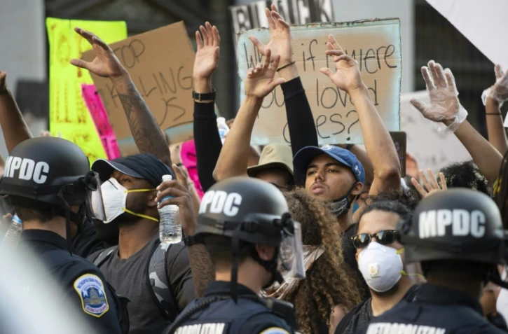 Face-à-face entre policiers et manifestants à Washington, le 31 mai 2020
