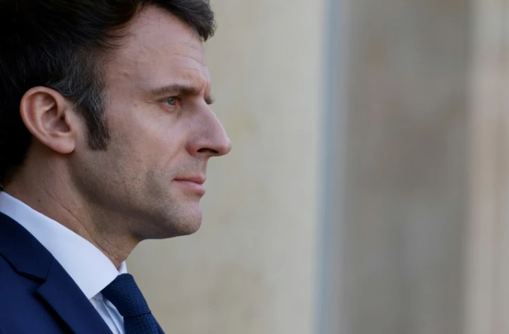 Le président Emmanuel Macron le 28 février 2022 sur le perron de l'Elysée à Paris