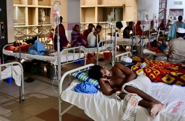 Des malades de la dengue soignés à l'hôpital Mugda Medical College à Dacca, au Bangladesh, le 3 octobre 2023