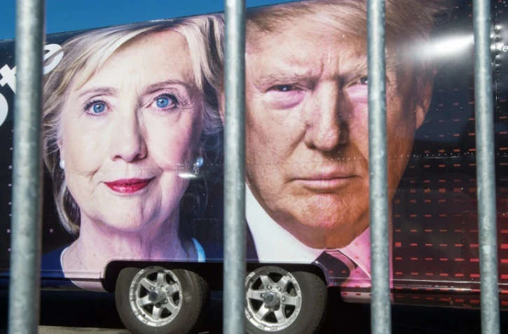 Des portraits des candidats à la Maison Blanche sur un véhicule de la chaîne CNN, le 24 septembre 2016 à Hempstead, dans l'Etat de New York