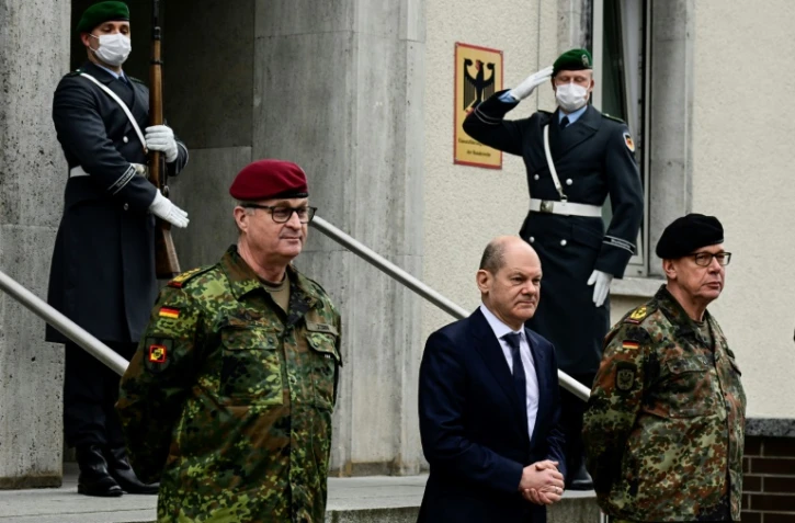 Le chancelier allemand Olaf Scholz (au centre) visite le centre de commandement de la Bundeswehr de Schwielowsee, dans l'est de l'Allemagne, le 4 mars 2022