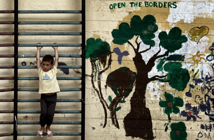 Un enfant joue dans la cour d'une école fermée à Athènes, le 1er juillet 2016