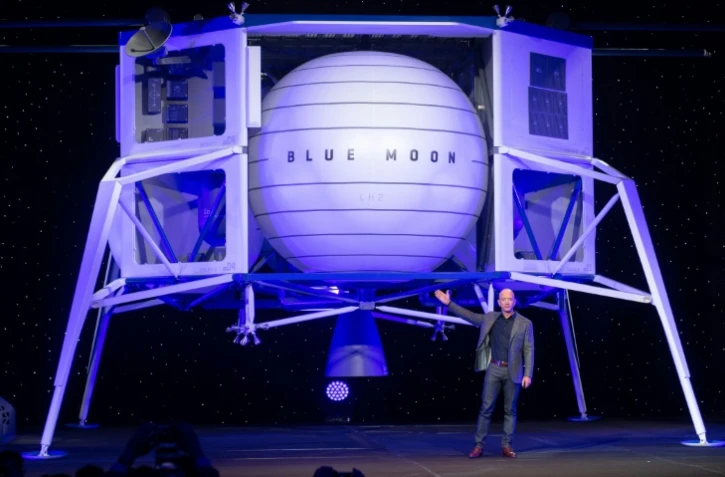 Jeff Bezos présente le véhicule lunaire Blue Moon, lors d'un événement organisé par Blue Origin, en mai 2019 à Washington