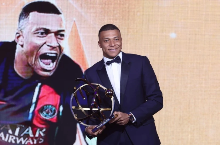 L'attaquant du PSG Kylian Mnappé reçoit le trophée UNFP de meilleur joueur de Ligue 1, le 13 mai 2024 à Paris