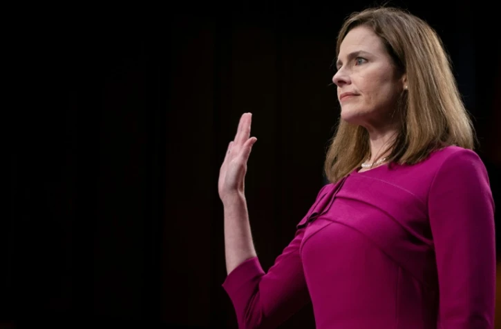 La juge Amy Coney Barrett prête serment devant le Sénat à Washington le 1er octobre 2020 au premier jour de son processus de confirmation à la Cour suprême 