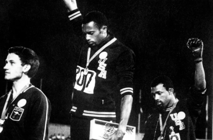 Le 16 octobre 1968, les sprinteurs américains Tommie Smith et John Carlos, poings gantés levés, s'insurgent contre le racisme lors des JO de Mexico
