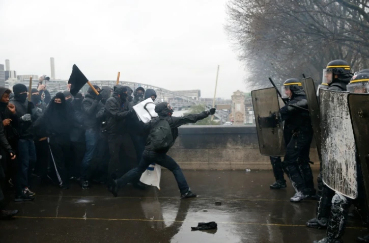 Echauffourées entre des manifestants et la police le 31 mars 2016 à Paris à l'occasion de la journée de mobilisation contre la loi du Travail