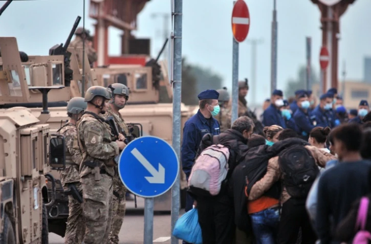 Des migrants et réfugiés attendent pour franchir la frontière entre la Croatie et la Serbie, le 24 septembre 2015 près du village de Baranjsko Petrovo Selo