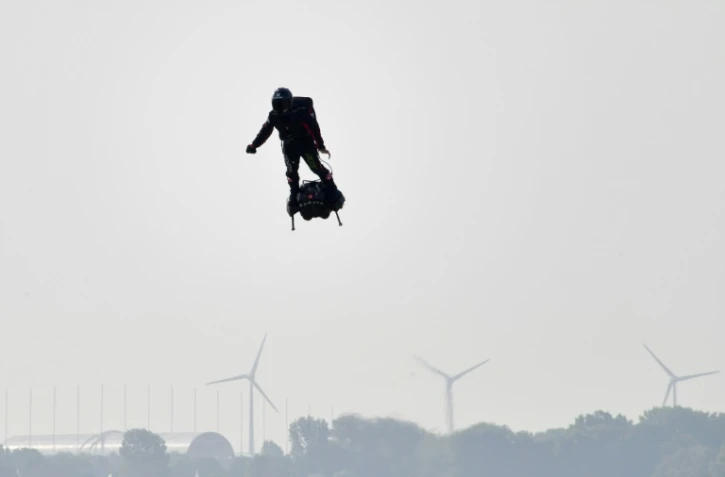 Franky Zapata, lors de sa première tentative de traversée de la Manche en "Flyboard", le 25 juillet 2019 à Sangatte