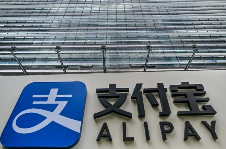 Logo de Alipay, plateforme de paiement et propriété de Ant group, sur un immeuble à Shanghai, le 28 août 2020