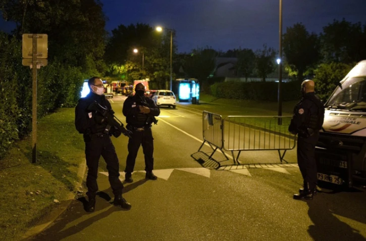 Des policiers près du lieu où le meurtrier présumé d'un enseignant a été abattu, à Eragny, le 16 octobre 2020 dans le Val-d'Oise