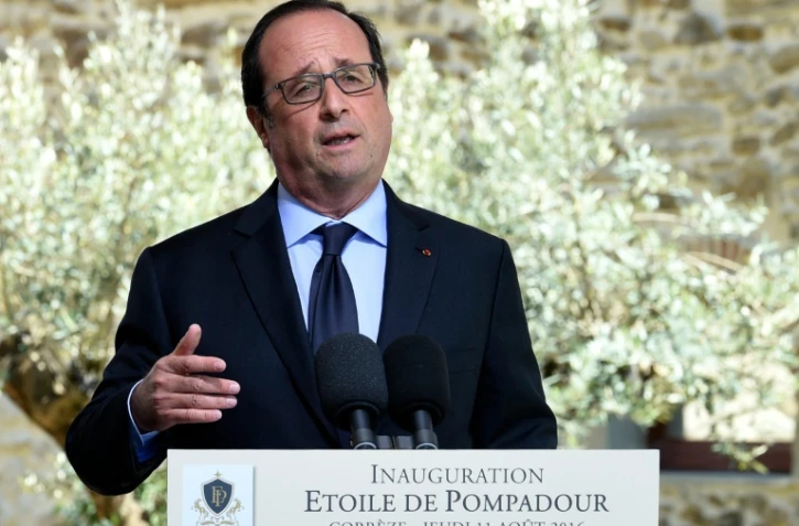 François Hollande inaugure l'hôtel de luxe "Etoile de Pompadour" à Arnac-Pompadour, le 11 août 2016