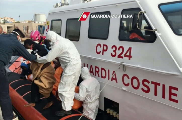 Photographie publiée le 30 avril 2016 par les gardes-côtes italiens montrant des migrants débarquant au port de Lampedusa après une opération de sauvetage, au large de la Libye
