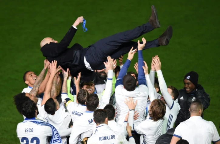L'entraîneur du Real Madrid Zidane est soulevé par ses joueurs après leur victoire face à Kashima Antlers en finale de la Coupe du monde des clubs, le 18 décembre 2016 à Yokohama