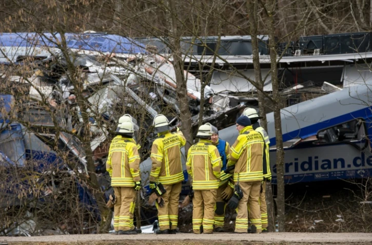 Des pompiers se tiennent près du site de l'accident de train près de Bad Aibling, le 10 février 2016