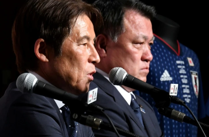 Le sélectionneur du Japon Akira Nishino (g) et le président de la Fédération japonaise de football Kozo Tashima en conférence de presse, le 5 juillet 2018 à Narita au Japon
