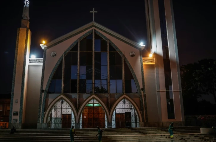 Des ouvriers nettoient les abords de la paroisse Notre-Dame de Fatima à Luanda, en Angola, le 17 avril 2026, en prévision de la visite du pape Léon XIV