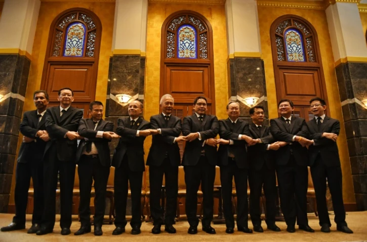 Plusieurs dirigeants de partis politiques en Thaïlande posent en joignant leurs mains pour manifester leur soutien commun à la nomination de Prayut Chan-O-Cha comme Premier ministre, à Bangkok le 4 juin 2019