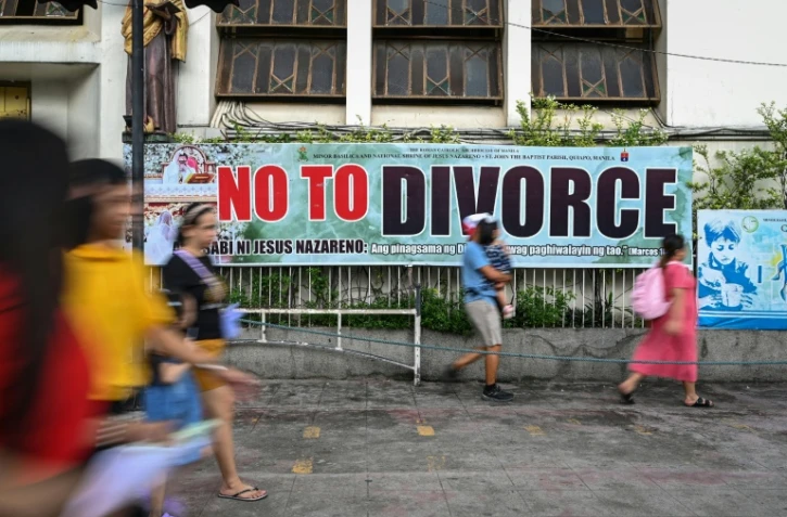 Une bannière "non au divorce" devant l'église Quiapo à Manille, le 29 août 2024
