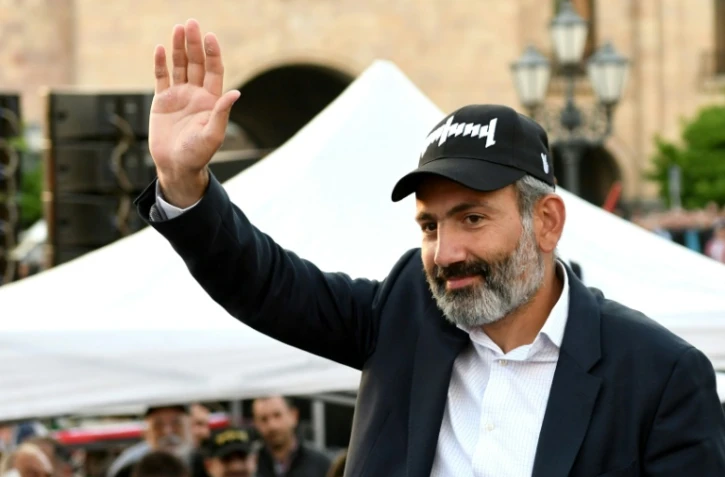 L'opposant arménien Nikol Pachinian salue ses partisans lors d'un rassemblement à Erevan le 30 avril 2018