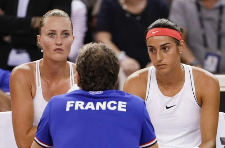 Le capitaine de l'équipe de France de Fed Cup Julien Benneteau conseille Kristina Mladenovic (g) et Caroline Garcia en demies face à la Roumanie, le 21 avril 2019 à Rouen