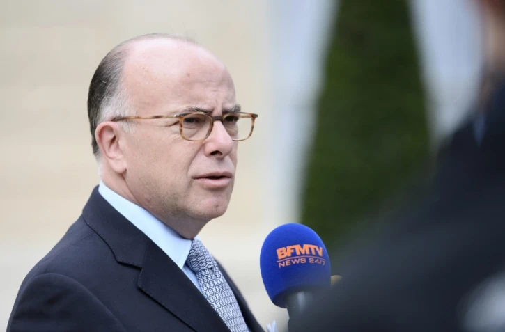 Le ministre de l'Intérieur Bernard à la sortie du conseil des ministres le 18 mai 2016 à Paris
