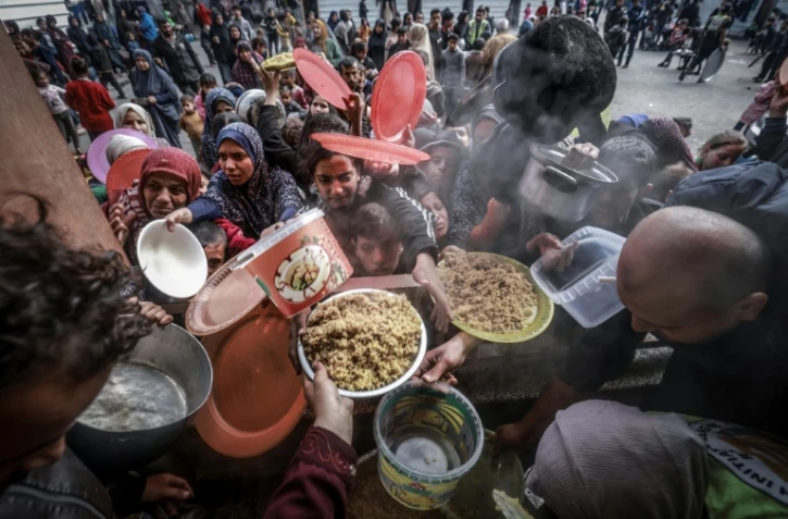Distribution alimentaire dans une école de Rafah, le 19 février 2024