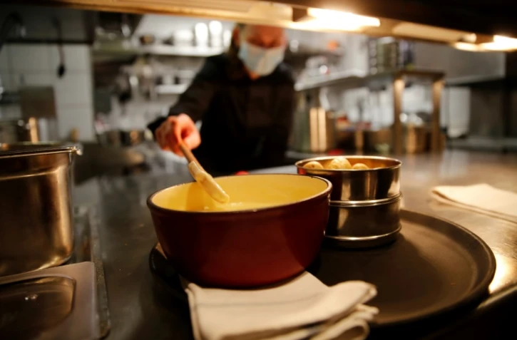 Une fondue en préparation au restaurant Marzilibruecke de Berne, le 16 novembre 2020